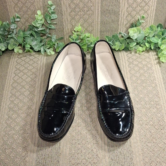 Tod's Shoes - Tods Driving Moc Loafers In Black Patent Leather